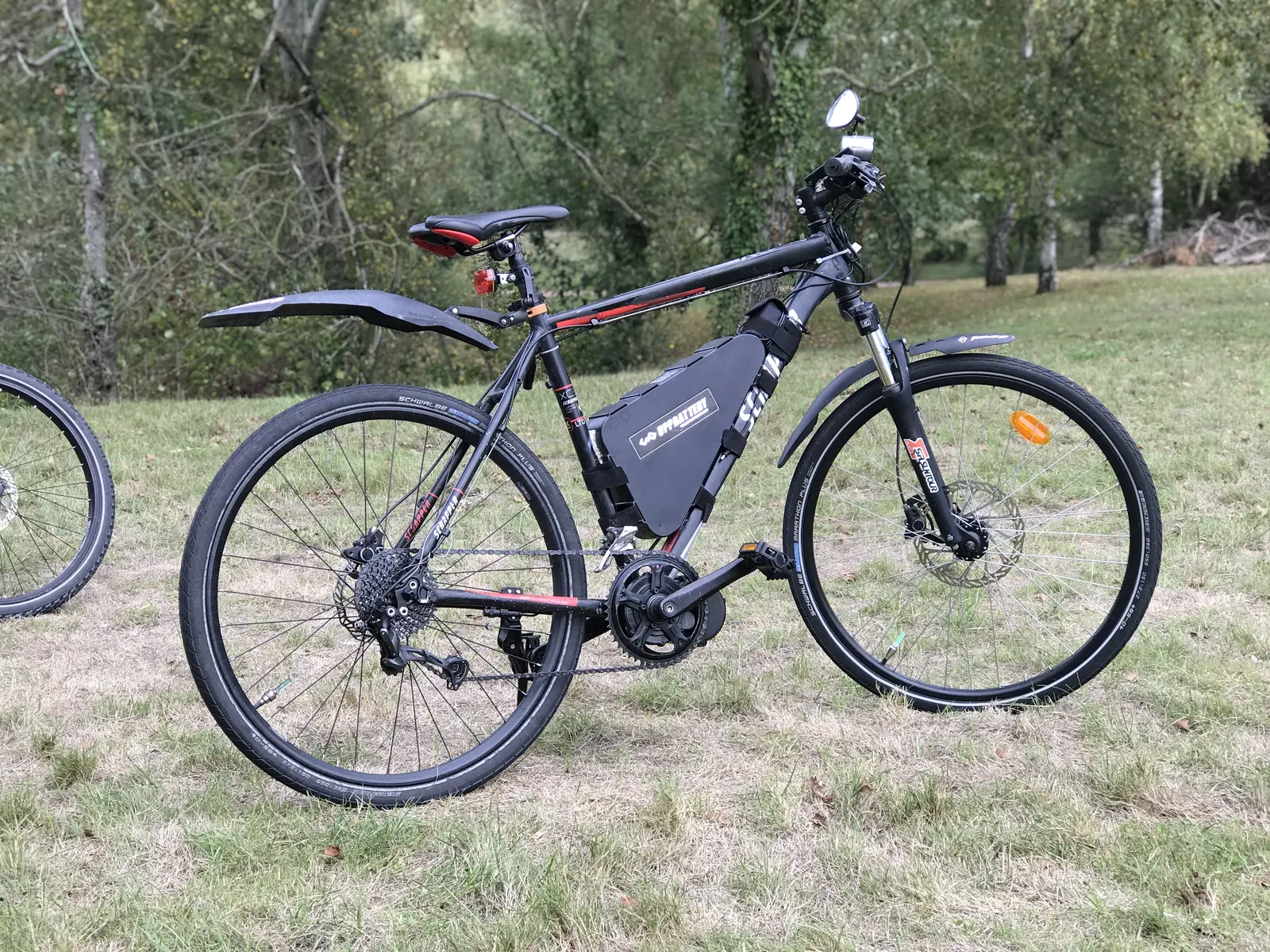 VTT noir équipé d’un moteur central et d’une batterie
